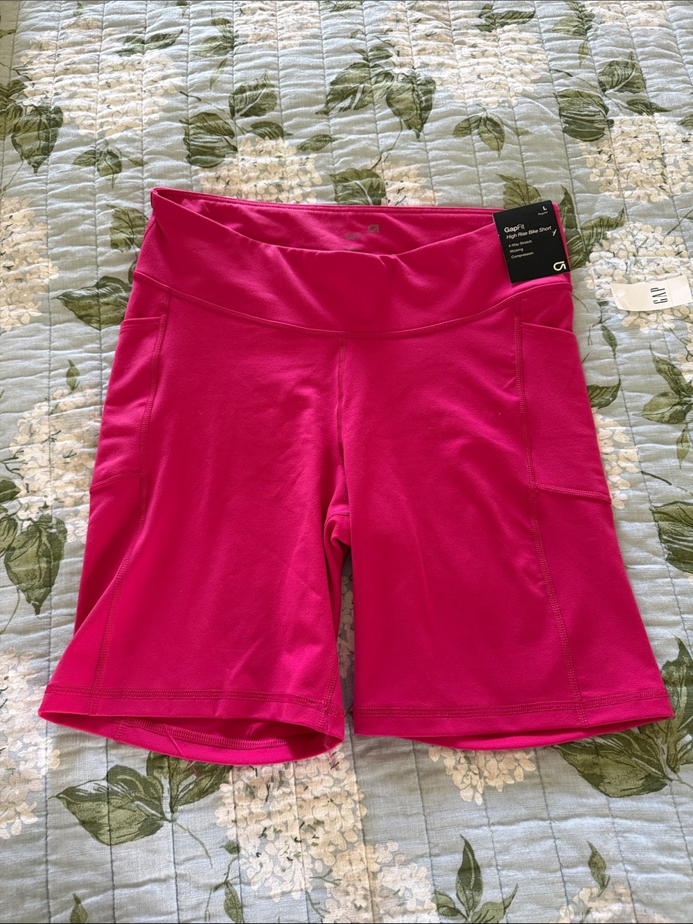 🚴‍♀️ NWT Gap women’s high rise bike short. Size L.